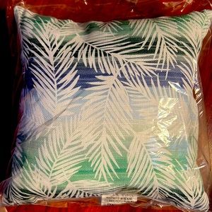 New Pierside Pillow in Palm 🌴